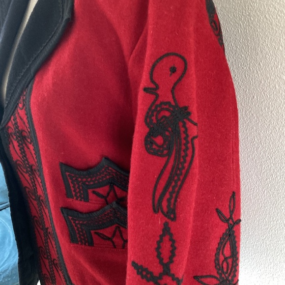 VINTAGE | 100% wool Handmade Guatemalan bolero jacket red & black embroidered - Picture 5 of 9